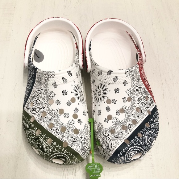 CROCS Classic Bandana White Multicolor Clogs Unisex Sz W7-M5 NWT - Picture 9 of 16